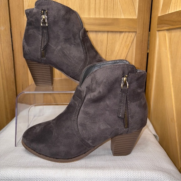 Bella Marie Brown Ankle Booties with Stacked Heel - Picture 1 of 10